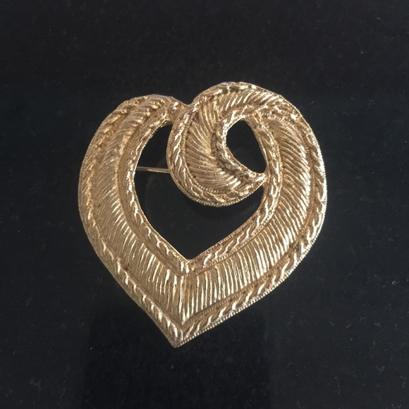 Dauplaise Jewelry - Gifted❤️DAUPLAISE HEART BROOCH